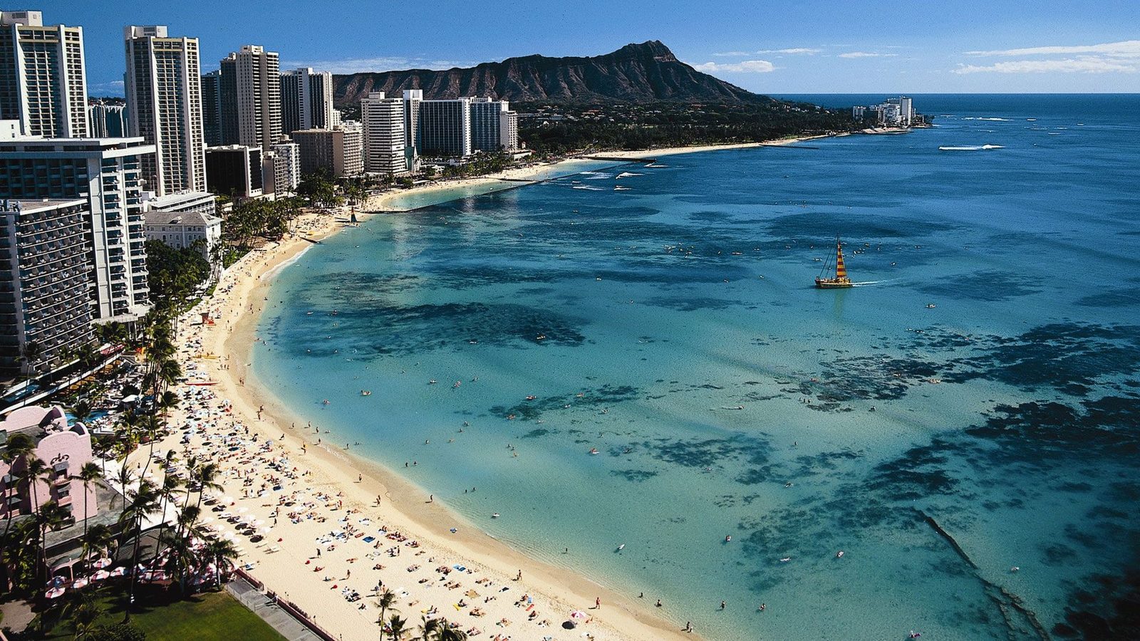 Vue aérienne d'une plage du Pacifique bordée d'hôtels