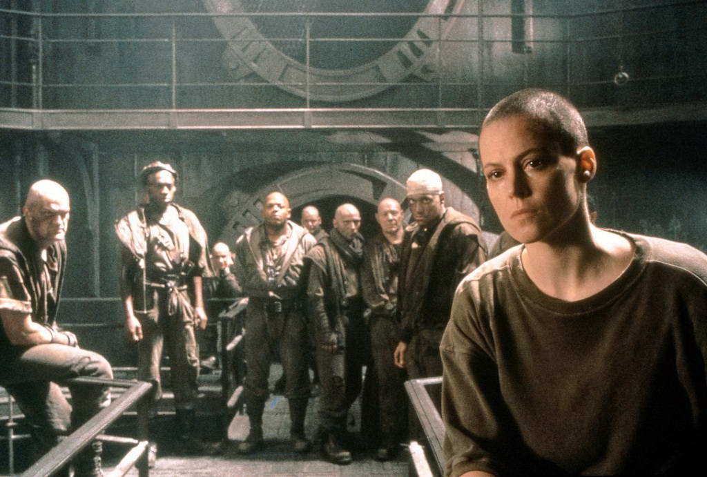 Sigourney Weaver, le crâne rasé, devant les détenus de Fiorina 161 — Alien 3, 1992
