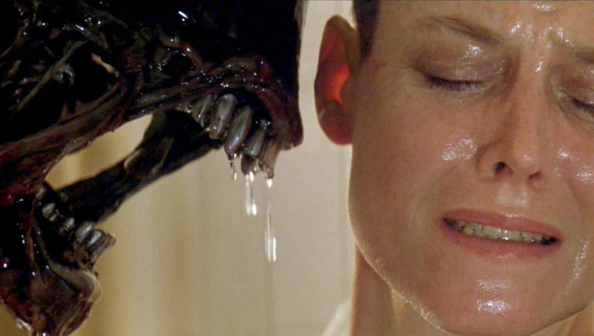 La créature penchée sur Ripley — Alien 3, 1992