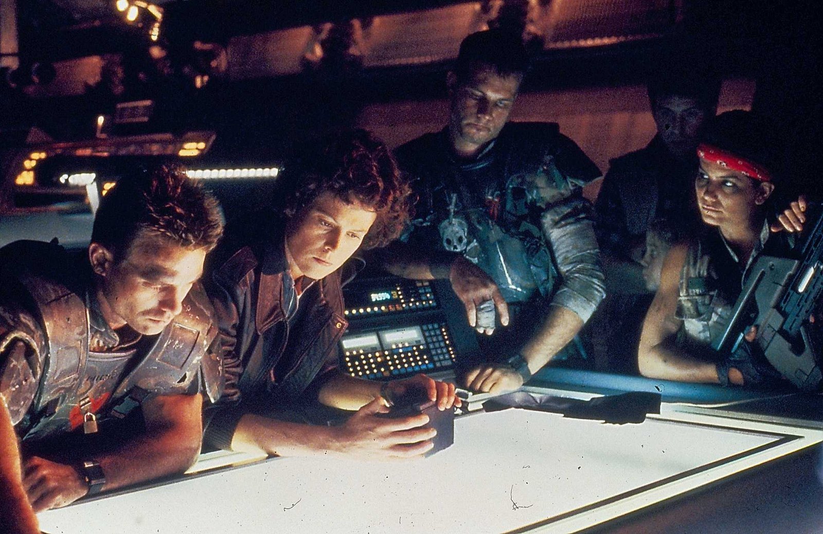 Michael Biehn, Sigourney Weaver et les marines coloniaux autour de la table tactique — Aliens, 1986