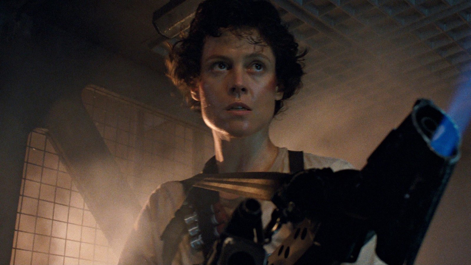 Sigourney Weaver, lance-flammes au poing — Aliens, 1986