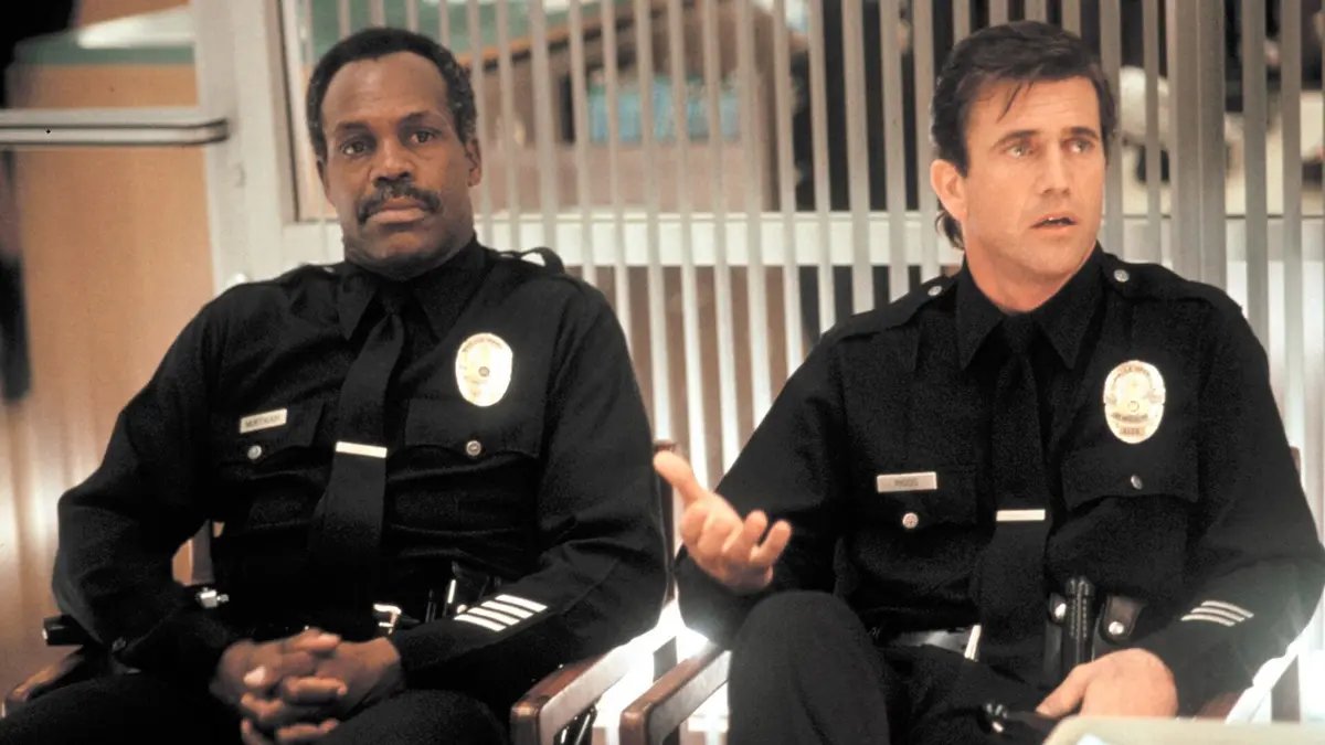 Danny Glover et Mel Gibson en uniforme — L'Arme Fatale 3, 1992