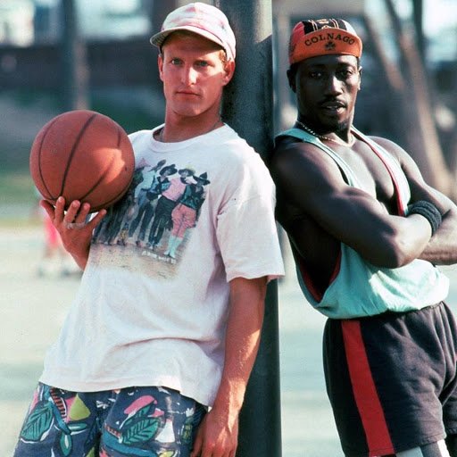 Woody Harrelson et Wesley Snipes posant avec un ballon sur un playground — Les blancs ne savent pas sauter, 1992