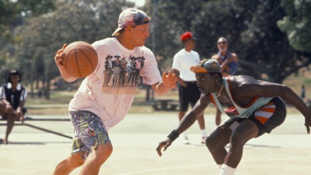 Woody Harrelson dribble face à Wesley Snipes sur un playground — Les blancs ne savent pas sauter, 1992