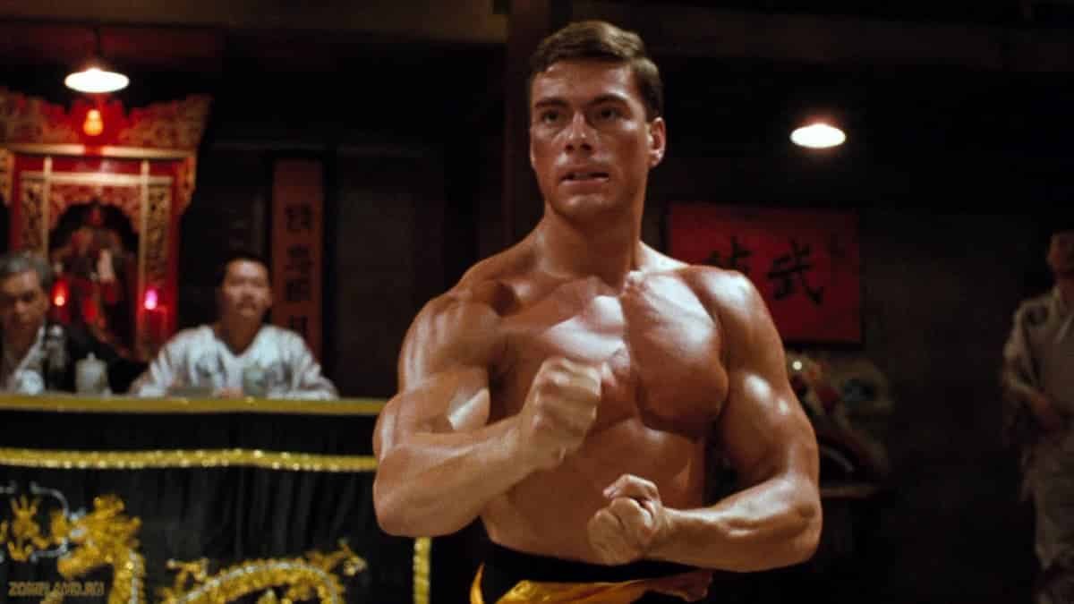 Jean-Claude Van Damme en position de combat dans Bloodsport
