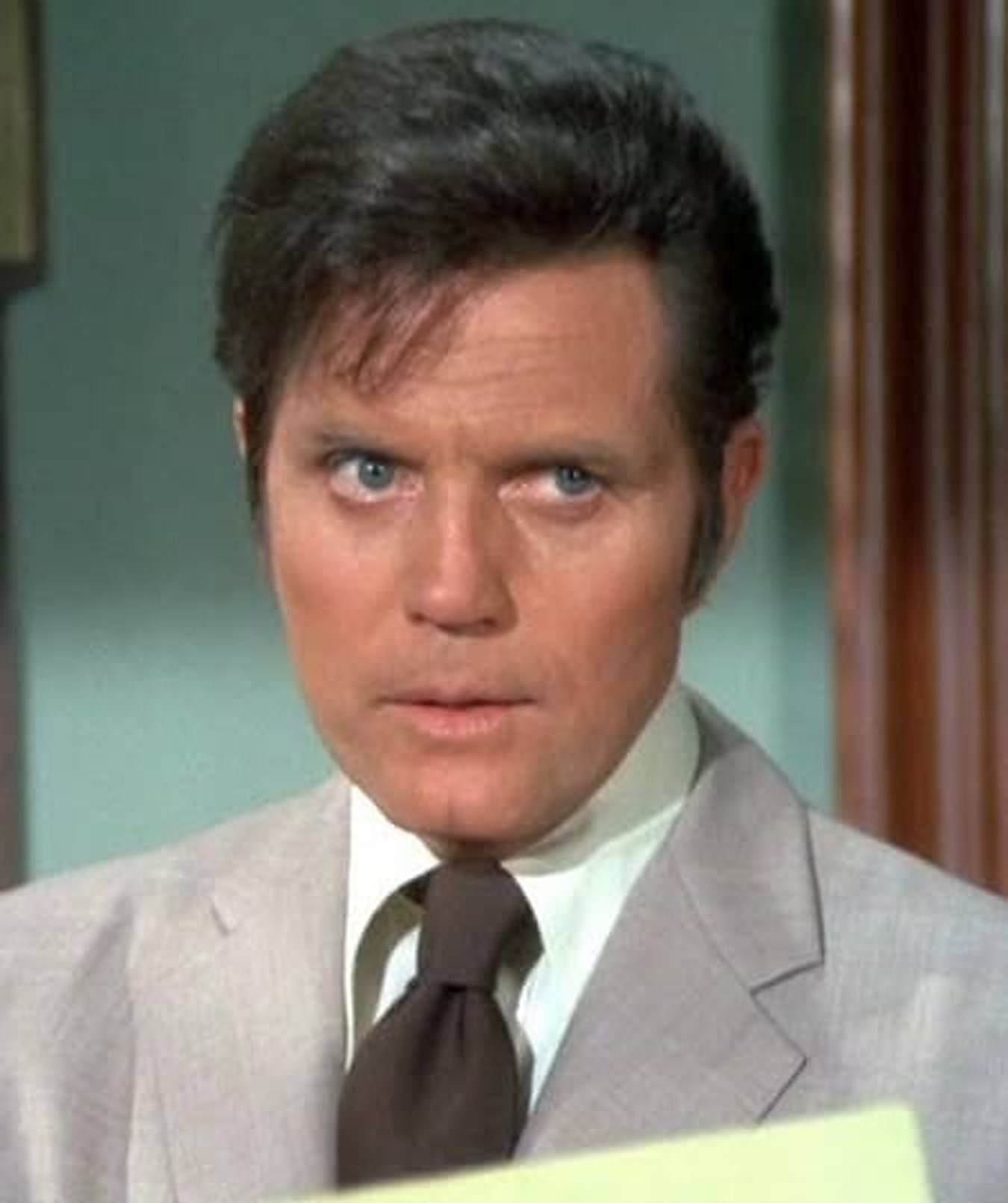 Gros plan sur Jack Lord, alias Steve McGarrett — Hawaï Police d'État