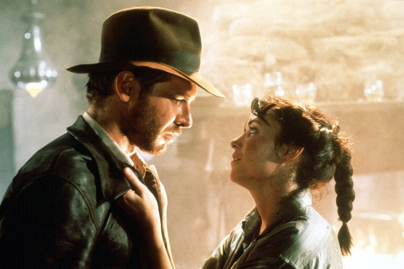 Harrison Ford et Karen Allen dans le bar de Marion, au Népal — Les Aventuriers de l'arche perdue, 1981