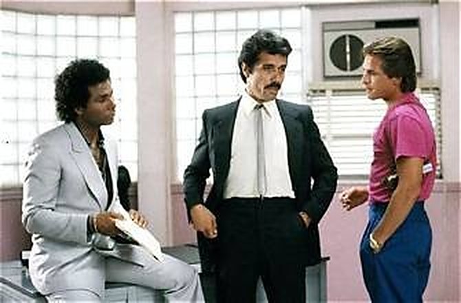 Trois des personnages de Miami Vice dans les bureaux de la brigade