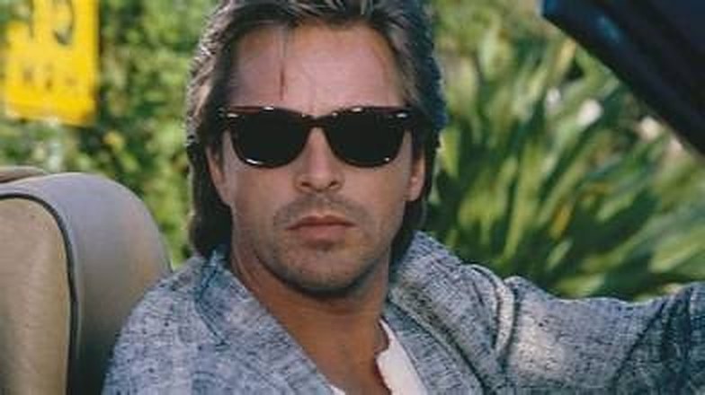 Crockett au volant, lunettes noires et veste claire