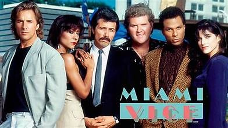 L'équipe de Miami Vice réunie devant le logo de la série