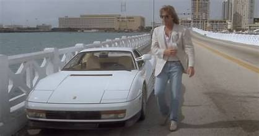 Crockett devant la Ferrari Testarossa blanche, sur un pont de Miami