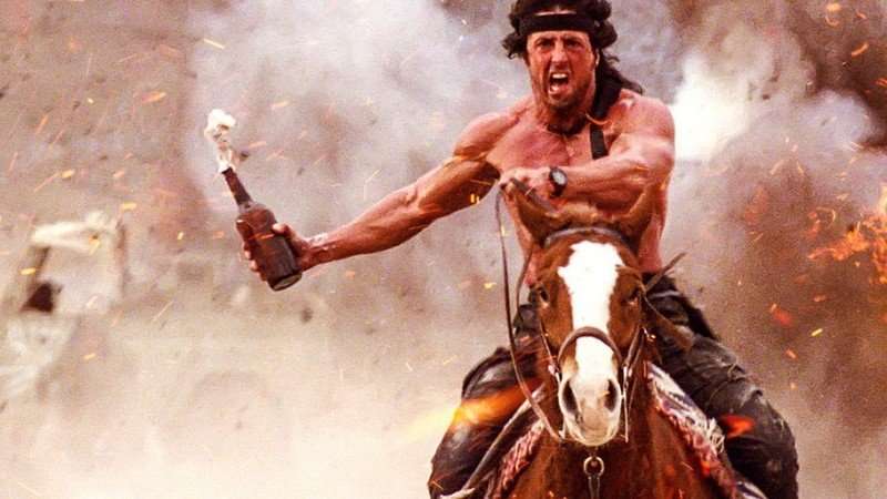 Sylvester Stallone à cheval au milieu des explosions — Rambo III, 1988