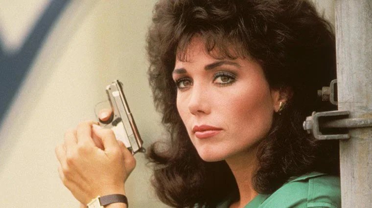 Stepfanie Kramer, arme au poing, dans le rôle de Dee Dee McCall — Rick Hunter