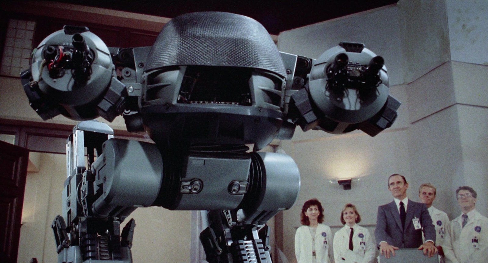 ED-209 devant les cadres de l'OCP