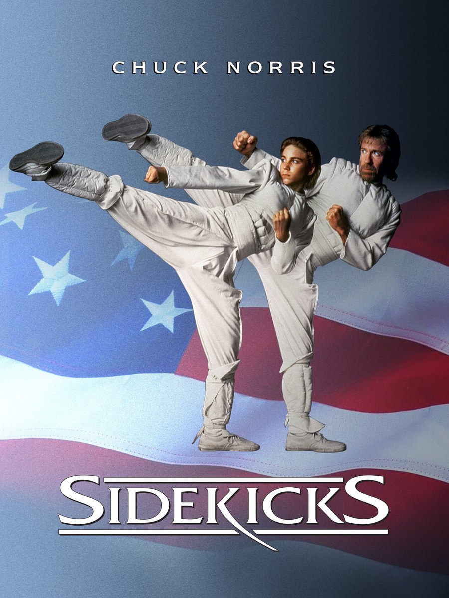 Affiche du film Sidekicks : un adolescent et Chuck Norris, côte à côte, exécutent le même coup de pied devant un drapeau américain