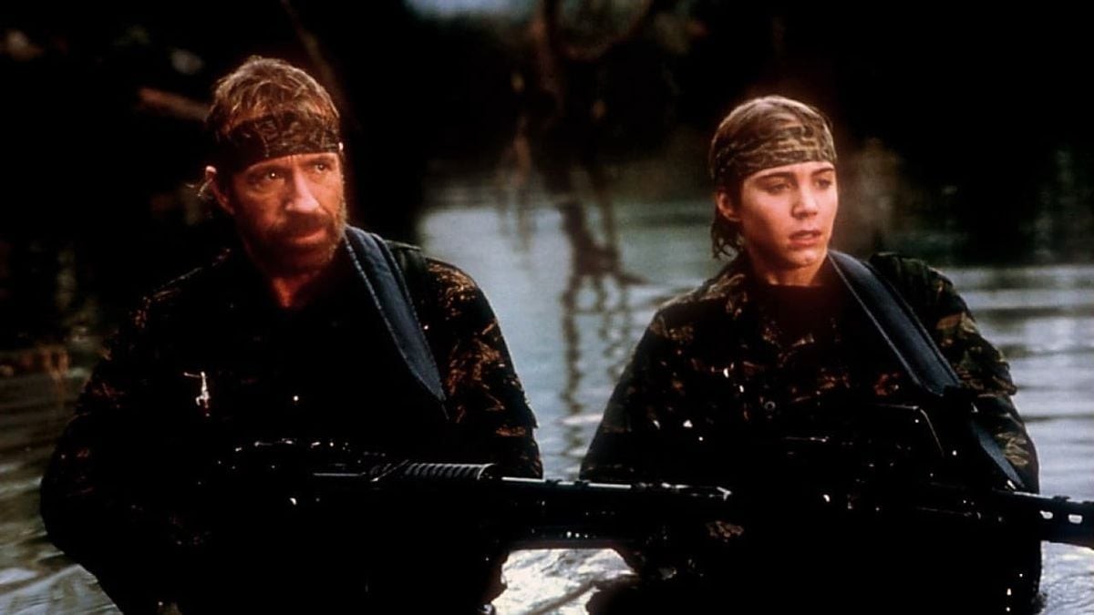 Deux personnages en tenue de camouflage, dans l'eau, armes à la main, dans une scène du film Sidekicks