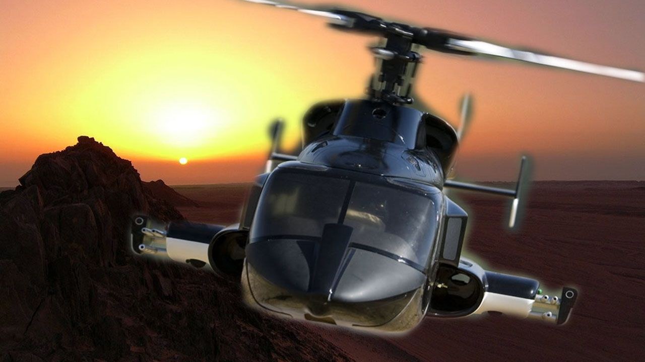 L'hélicoptère noir Airwolf en vol devant un coucher de soleil dans le désert