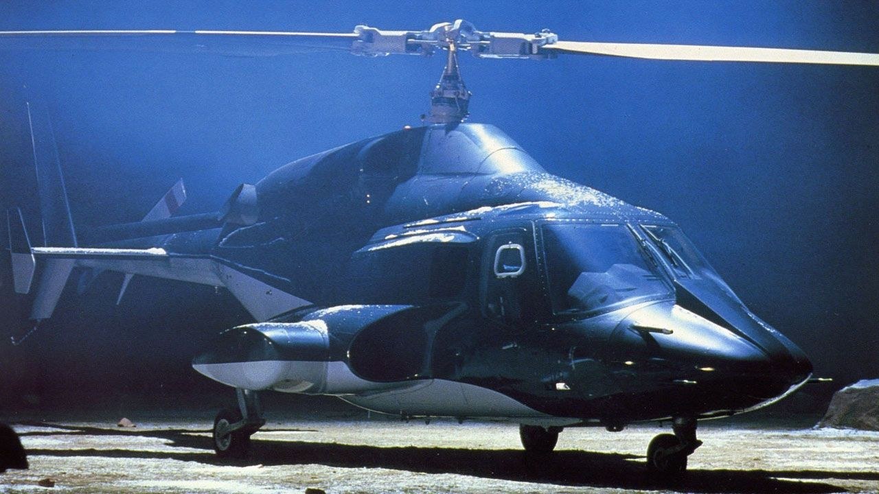L'hélicoptère noir Airwolf posé sur le sol