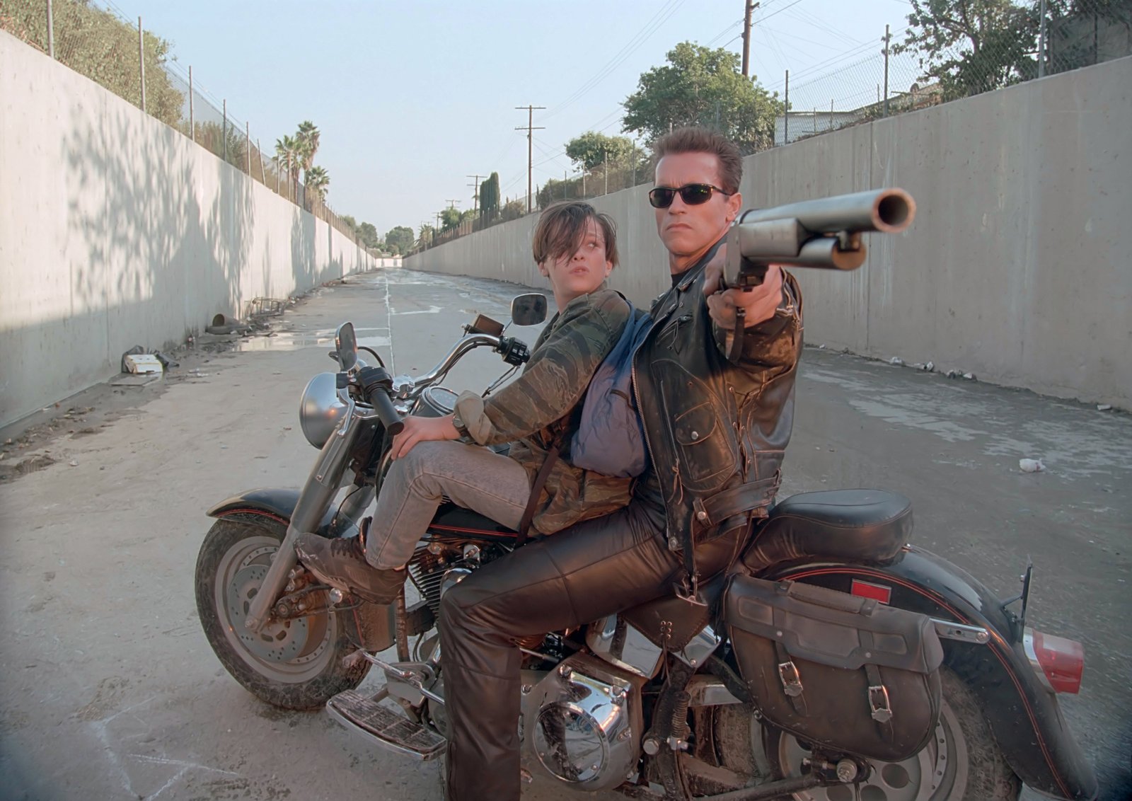 Edward Furlong et Arnold Schwarzenegger à moto dans un canal de Los Angeles — Terminator 2, 1991