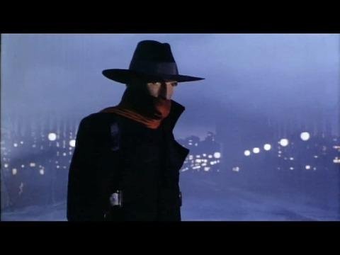 The Shadow, chapeau et écharpe rouge, dans la nuit new-yorkaise