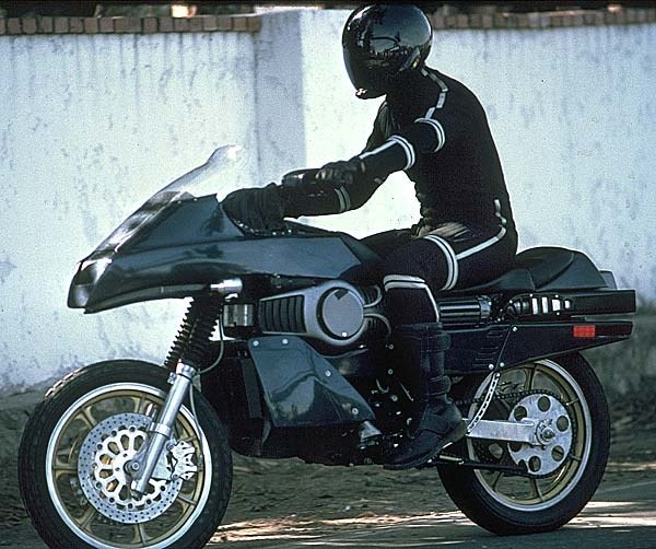 Jesse Mach, casqué et en combinaison noire, sur la moto Street Hawk — Tonnerre mécanique, 1985